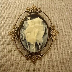 Vintage Cameo Brooch Gold tone - 1950s